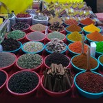 @instagram: Посетили знаменитый ночной рынок в Арпоре. Каждую субботу на огороженной площадке под открытым небом собирается куча народа. Кого здесь только нет... и торговцы всякими безделушками, и туристы пришедшие купить эти безделушки, и местные жители пришедшие ра