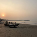 @instagram: Девятый день мы встретили на пляже Палолем в Южном Гоа. ???? Проснулись в своём домике, умылись и оставив ключ в замке убежали на пляж встречать нашего индийца, чтобы сесть на свою лодку)???? Пока ждали лодку, съели манго и личи, купленное вчера на пути к