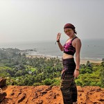 @instagram: Вид меня на фоне пляжа #vagator со стены форта #chapora никоим образом не может затмить башню монастыря святого Антония и собор Франциска Аксисского.. Но что б не попытаться!
#walking_undead #adventuretime #my_own_world #mad_god #goa #middleofneverwhere #