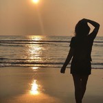 @instagram: Мы встречались с тобой на закате.  Ты веслом рассекала залив.  Я любил твое белое платье,  Утонченность мечты разлюбив. 
Были странны безмолвные встречи.  Впереди — на песчаной косе  Загорались вечерние свечи.  Кто-то думал о бледной красе. 
Приближений, 