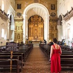 @instagram: Сари и ... католическая базилика из черного гранита, и без того потемневшая за 5 веков от палящего солнца. Словно крепость грозных рыцарей среди этого тропического солнца и пальм. Сочетание не сочетаемого. Дух португальской экспансии в Гоа. Которая законч