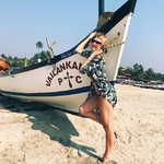 @instagram: Воздух свободы — терпкий и пряный,
Шум океана – отлив и прилив,
Стройные пальмы и ветви баньяна,
Запах Гоа и манит и пьянит…
Море улыбок – взаимных и добрых,
Искренность в лицах людей,
Всё это раю как будто подобно,
Рай для тебя и друзей…
Мчаться на байке