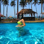 @instagram: Как же круто поплавать без сногсшибательных волн????????‍♀️ хоть иногда ???????????? а еще началась адская жара ???? #goa #india #morjim #mandrem #sialim #pordesol