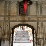 @instagram: Перед входом а индуистский храм висит колокол! В него нужно ударить! Так вы оповещаете бога о своём приходе, и тогда он точно обратит на вас внимание! 
Путешествуйте правильно, путешествуйте вместе с нами! #окгоа #okgoa #ok.goa #excursiongoa #excursioning